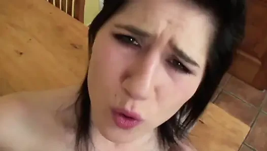 Bu ateşli ve çok azgın esmer sürtüğün sikişmeye hevesli sıkı ıslak amcığını yarağımla dolduruyorum