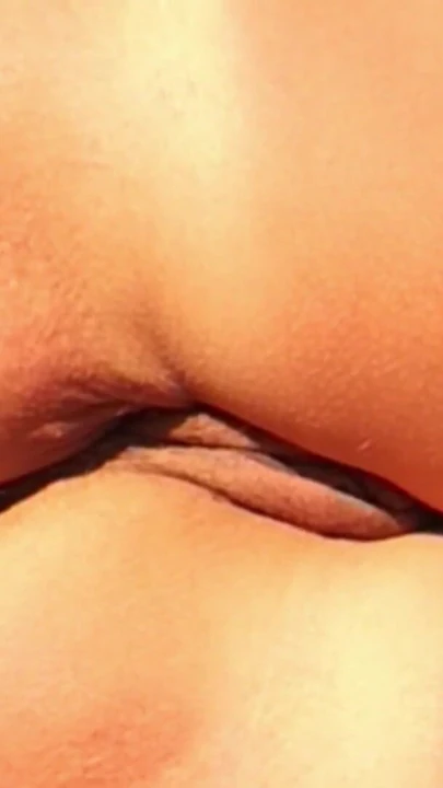 Незабываемый момент из "Она показывает свою задницу на пляже Cap d'Agde и дрочит свою киску, а затем и ее бойфренда"