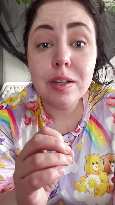 Feral Iri Güzel Orta Yaşlı Seksi Kadın Gecelikle Mastürbasyon Yapıyor