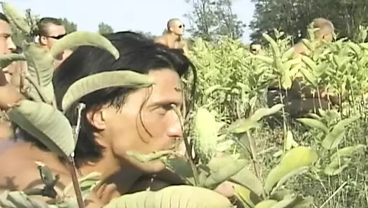 Harika Fransız genç kız açık havada büyük yüze boşalma alıyor