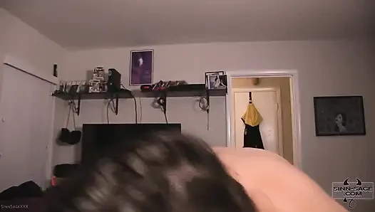 Jimmy'nin kız arkadaşı Sinn Sage'i gösteriyor