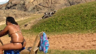 Casada gostosa na praia de fio dental preto