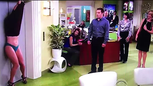 Etek asansöre takıldı