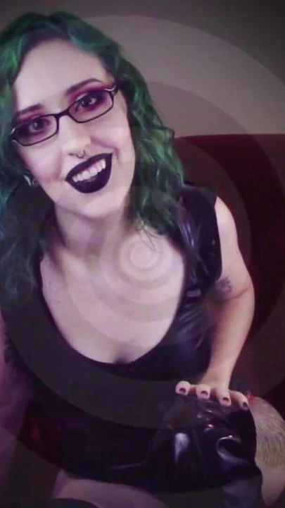 Эмоциональный момент из "Загипнотизирующих мантр для истинных поклоняющихся - аудио женское доминирование мисс Faith Rae с трахом раба с трахом ума"