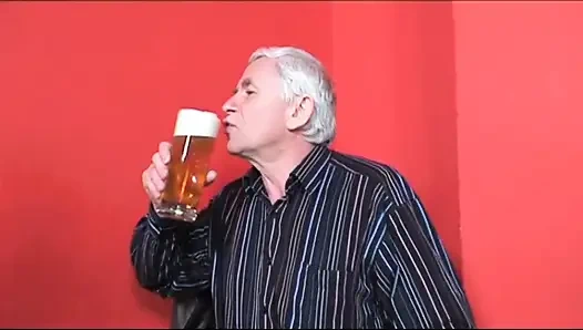 Yaşlı adam yarak emiyor