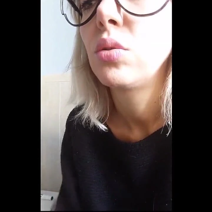 Sigara içen seksi ateşli hatun