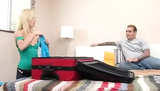 Angela Stone küçük göğüsleriyle yatakta sikişiyor