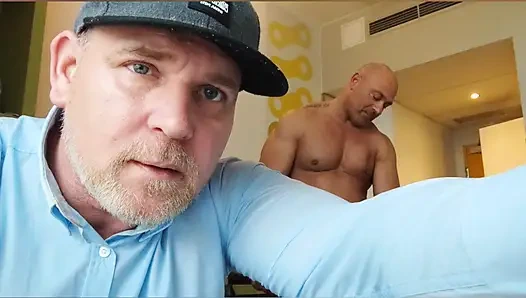 Vücut geliştirmeci arkadaş Dexterxxl'i emdiriyor