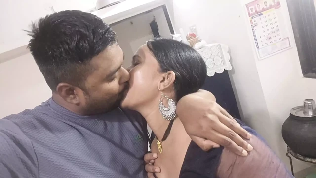 Hintli seksi Kavita Vahini mutfakta kocasının erkek kardeşiyle sikişiyor