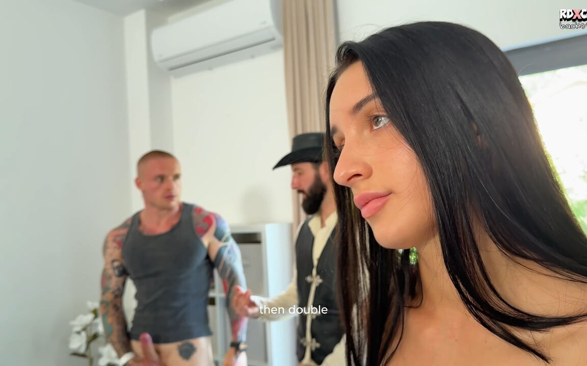 Utangaç Eva Tender, porno çekimlerinde sert bir çift penetrasyonla poposundan ve vajinasından sikilir! BTS - Kirli Konuşma!