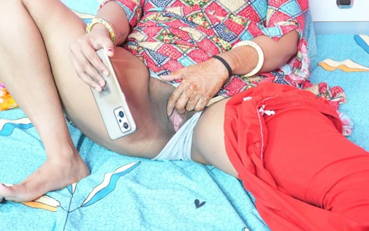 Üvey kız kardeşimi görüntülü görüşmede erkek arkadaşına vücudunu gösterirken gördüm