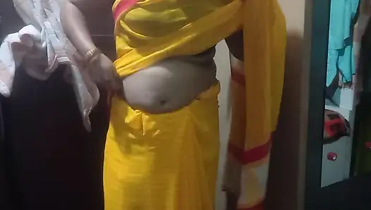 Hintli ev hanımı sarı sari giyiyor.