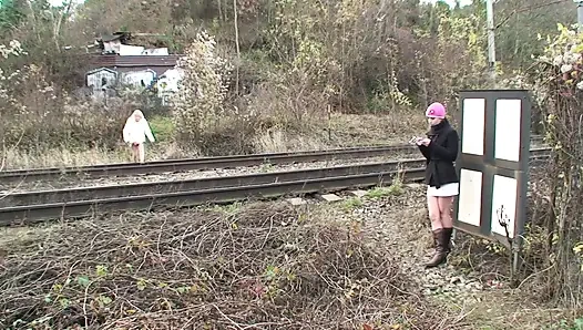 Sarışın orta yaşlı seksi kadınlar büyük bir yarak emiyor ve sonra sırayla sikiliyor ve amına boşalıyor