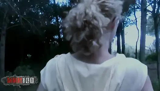 Starla-candy güzel Fransız sarışın Starla Candy ormanda işiyor sonra Terry'nin yarağını emiyor
