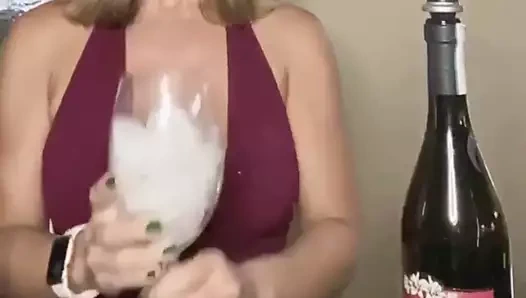 Barmen, içki ve göğüsler