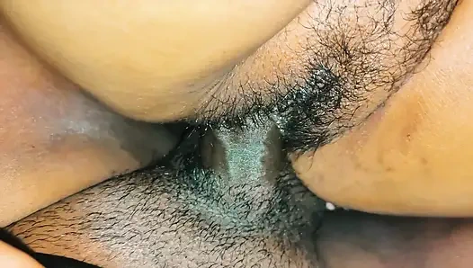 Sabita ile romantik bir şekilde geceleri yatağında yalnız.