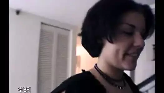 Büyük memeli ve büyük götlü kısa saçlı kız amatör videoda amını sikiyor