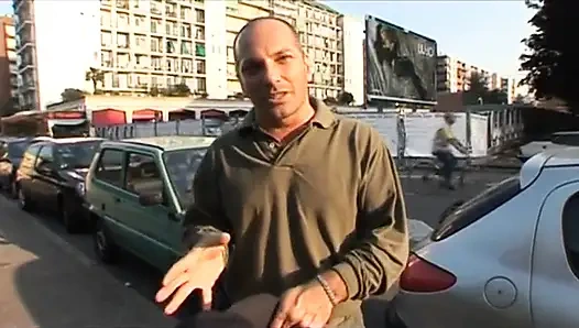 Italia sürtük ağzına boşalmak isteyen sert yaraklı iki adam tarafından sikiliyor - dvd