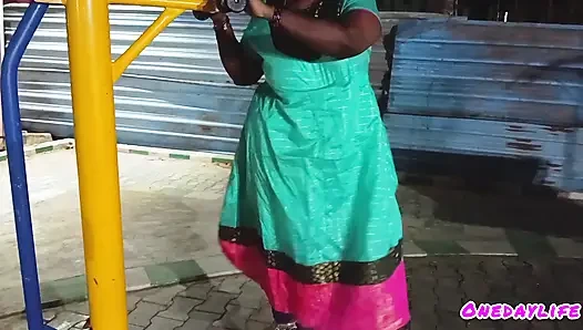 Genç oğlan oyun alanında egzersiz yapan tamil evli kadınla seks yapmaya çalışıyor