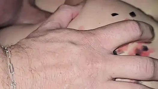 Götüme ağda damlatıyor ve sonra beni serinletmek için amcığıma boşalıyor!