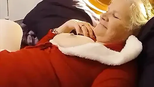 Ateşli orta yaşlı seksi iri güzel kadın arkadaşının göğüslerinden ve amından kırbaç kremi yemesine izin veriyor!