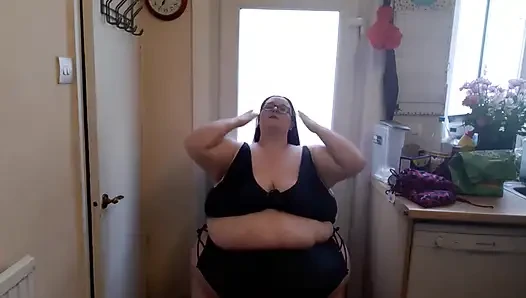 Ssbbw yeni bikinili şişman göbek götünü deniyor