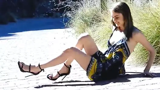 Seksi kız topuklu ayakkabılarla ayağa kalkamıyor