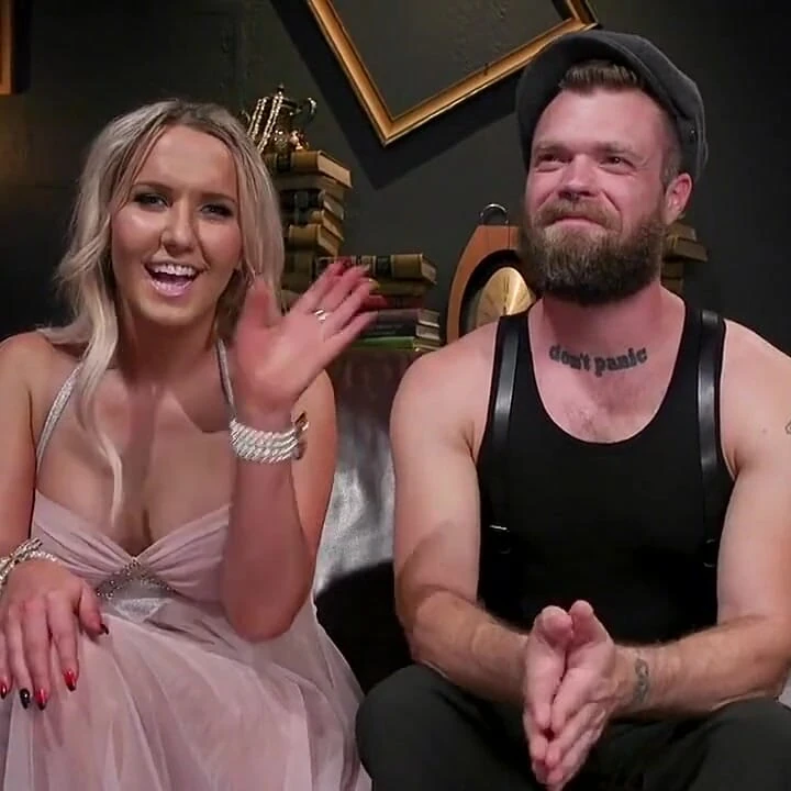 Oynama zamanı: Kayleigh Coxx mike'ı sapık eğlencesi için hayata döndüruyor