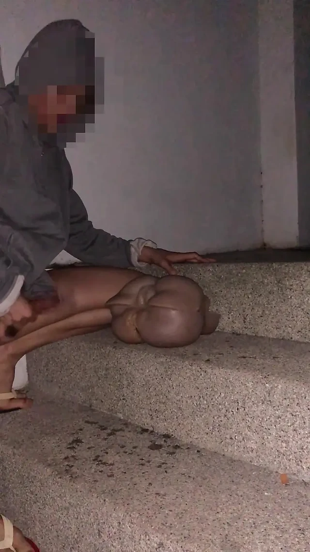 Сегодня я пришла, чтобы заняться сексом на крыше с моей любимой куклой.