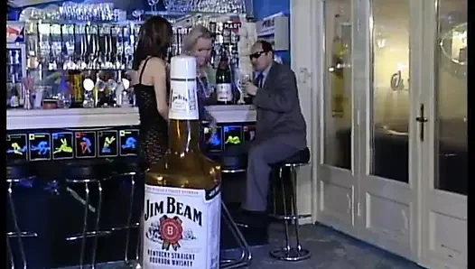 Brounwen1, iki seksi bayanlar kanepede birbirlerini sikiyor