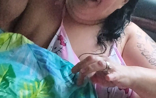 Arka koltukta yağmur sikişiyor araba sallıyor