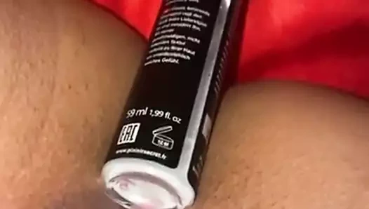 Beurette marocaine se rentre un tube lacrymo dans la chatte