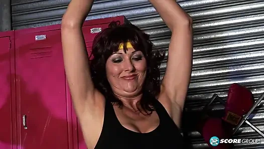 Hintli kadının büyük memeli egzersizi