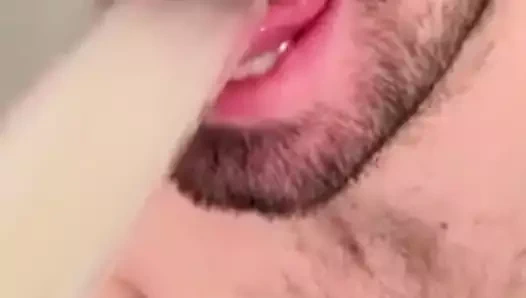 sahip olan bir büyük bardak arasında kalın cum