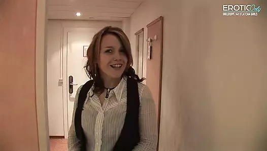 Alman orta yaşlı seksi kadın web kamerası şovunda dildoyla sikişiyor!