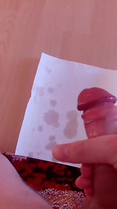 Sıska adam kalın sünnetsiz yarağına yağla masaj yapıyor ve büyük bir döl boşaltıyor | Klip 1