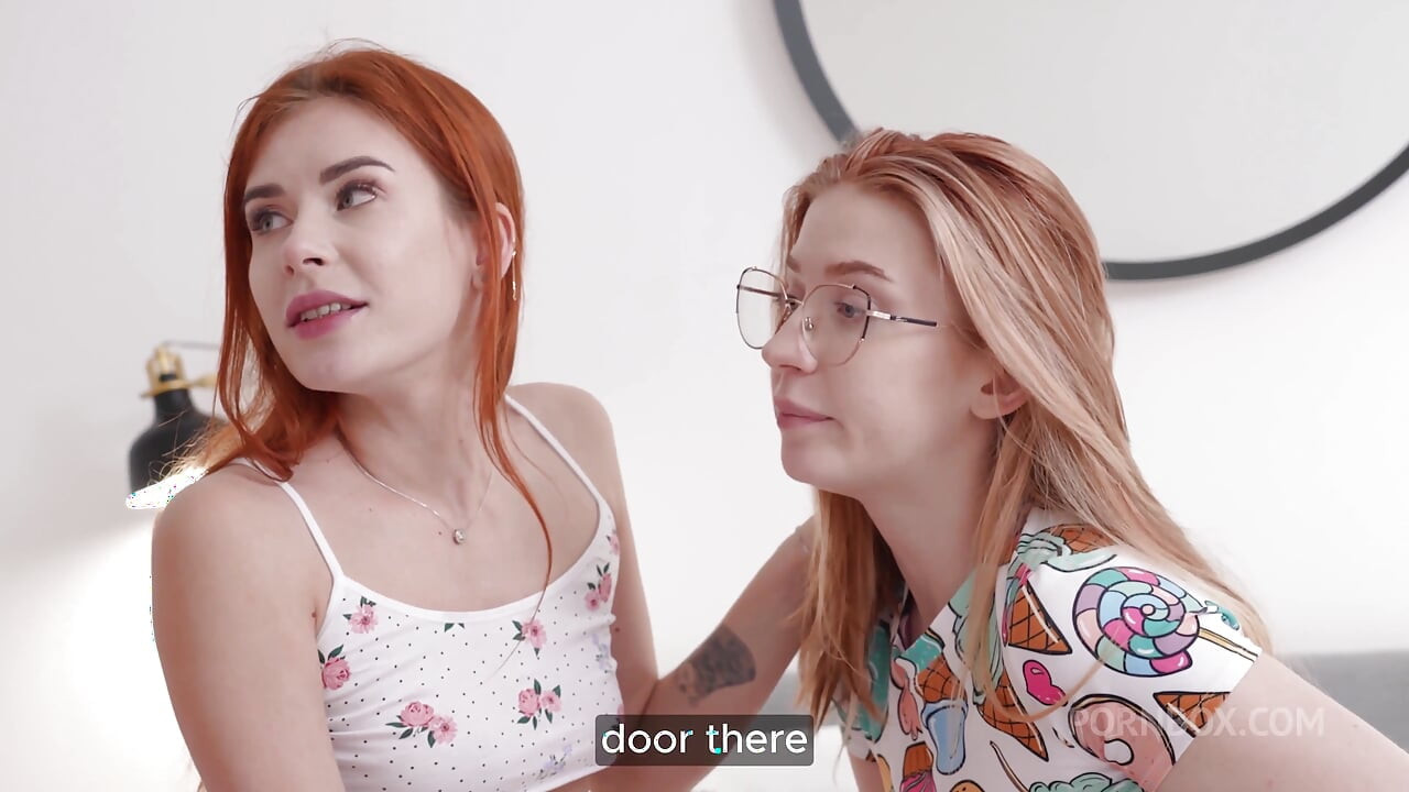 Oyuncakla oyun eğlencesi: çift dildo ve gerçek büyük yarakla ateşli seans