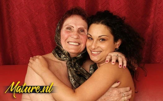 Yaşlı kıllı nine kıllı amını 22 yaşındaki kız Gabrielle'e yediriyor