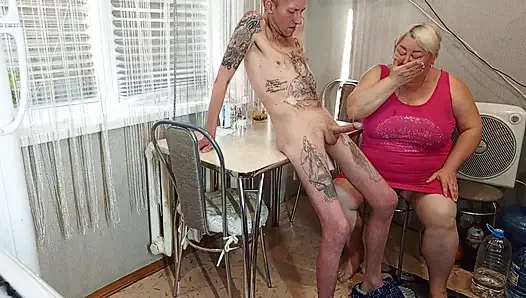 Komşu ağzına bir kısmı ateşli döl karşılığında şişmiş yarağımı emiyor ve mastürbasyon yapıyor