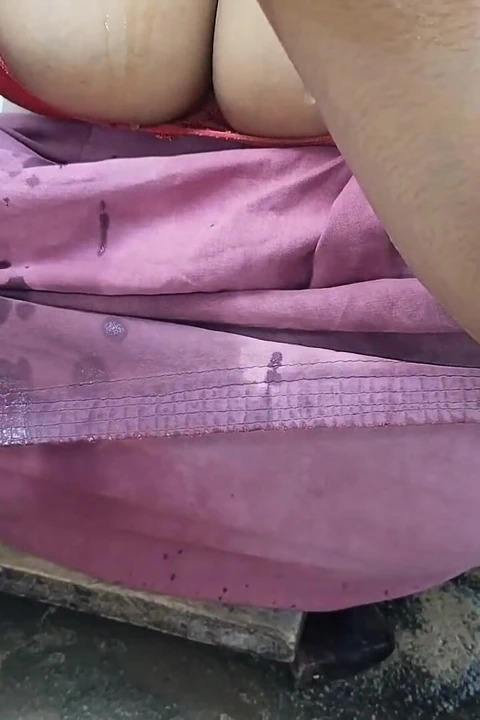 Üvey üvey kız kardeş banyo yaparken amını temizledi