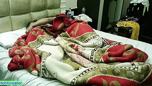 Genç üvey erkek kardeş evli üvey kız kardeşe karşı sabah seks! Ateşli seks