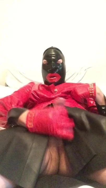 Gummi Nutte Ramona wichst sich den Schwanz