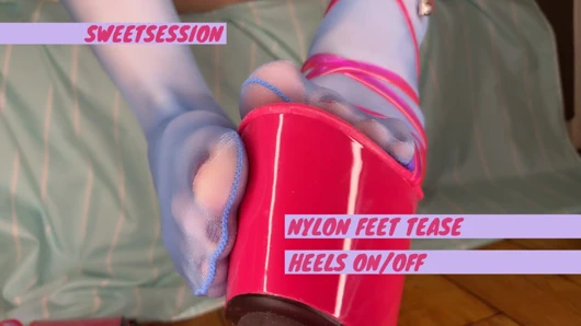 Mavi naylon çoraplı ayaklar, ayak parmakları ve tabanlar