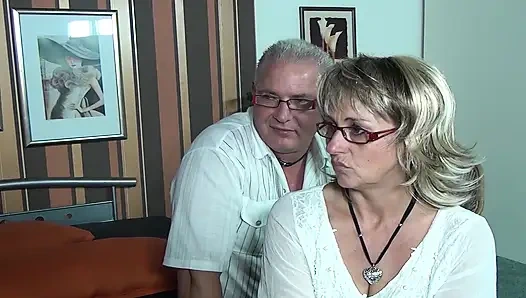 İki yaşlı Alman bayan üçlü sekste büyük yarağı paylaşıyor