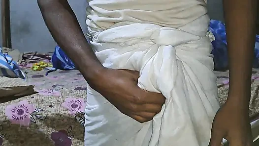 Soyunma odasında yaşlı adam ustası