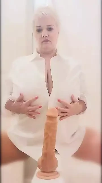 Azgın, büyük memeli anne, bbw bailee inanç, sürmek yapay penis boşalıyor ve yapay penis gelen sularını yalıyor