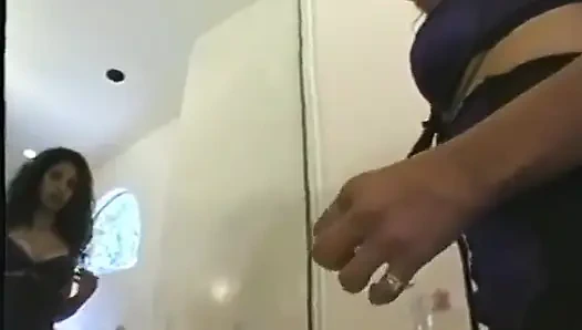 Kıvırcık saçlı esmer banyoda sert sikişten sonra yaşlı adamın büyük yarağına süt açıyor