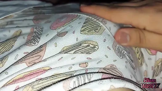 Üvey kız kardeş amını okşamak için bacaklarını açıyor