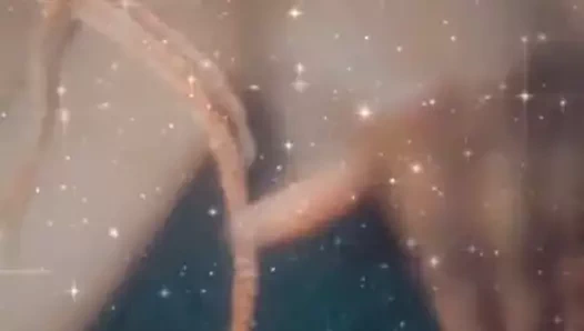 Lydia zambia epse masturbates üzerinde kamera için lezbiyen