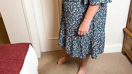Mrs Mature Feet strips after a night out 505
